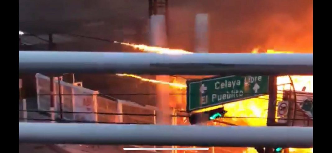 SE QUEMA PALAPA DE MARISCOS EN EL PUENTE DE LOS OLVERA EN QUERETARO. SE QUEMA PALAPA DE MARISCOS EN EL PUENTE DE LOS OLVERA EN QUERETARO.