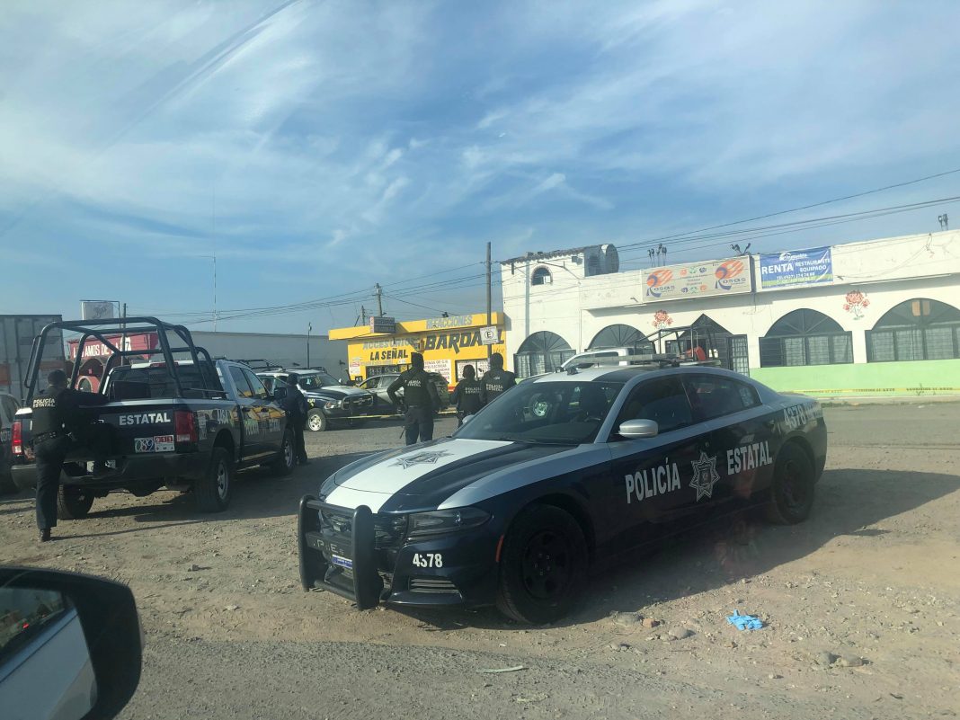 Hieren con arma de fuego a dos elementos de la policia estatal a la altura de Loma Linda, al revisar una camioneta, llegaron camionetas con armas a liberar a los detenidos Hieren con arma de fuego a dos elementos de la policia estatal a la altura de Loma Linda, al revisar una camioneta, llegaron camionetas con armas a liberar a los detenidos