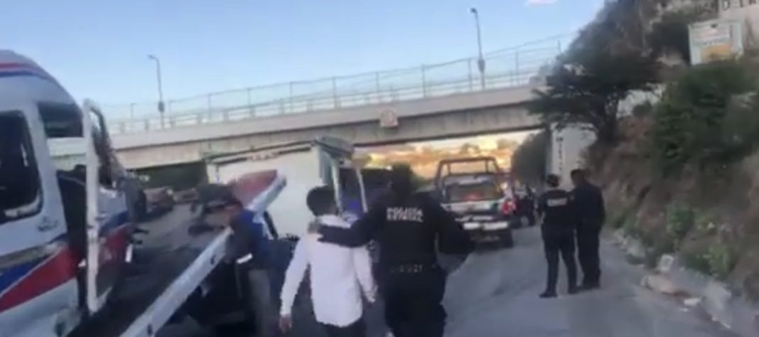 Video En exclusiva, presunto culpable de la volcadura de camioneta de pasajeros al intentar huir. Video En exclusiva, presunto culpable de la volcadura de camioneta de pasajeros al intentar huir.