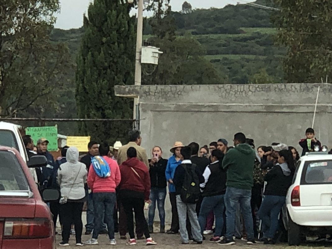 Habitantes de Dolores Cuadrilla de Enmedio cierran la telesecundaria por les quieren quitar a los maestros Habitantes de Dolores Cuadrilla de Enmedio cierran la telesecundaria por les quieren quitar a los maestros