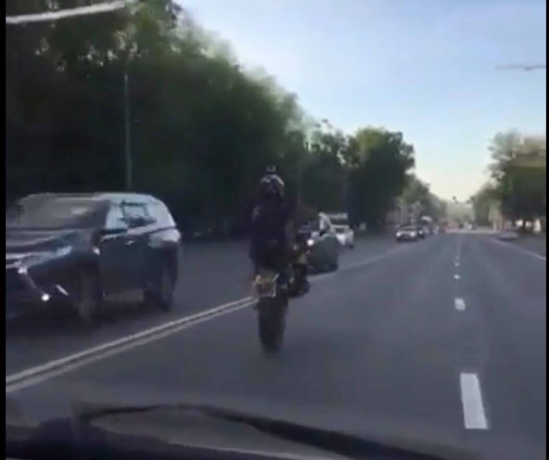 AL HACER UN CABALLITO EN MOTO LA DESTROZA AL HACER UN CABALLITO EN MOTO LA DESTROZA