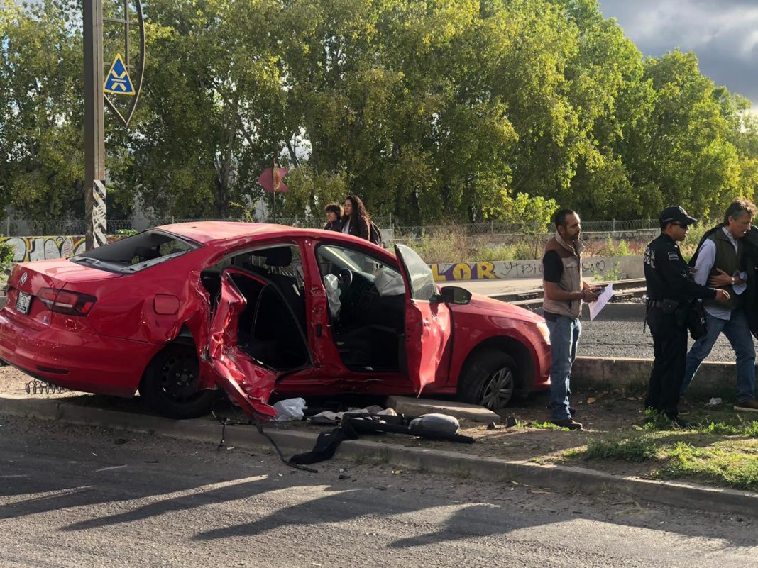 Tren arrolla automóvil en av central Tren arrolla automóvil en av central
