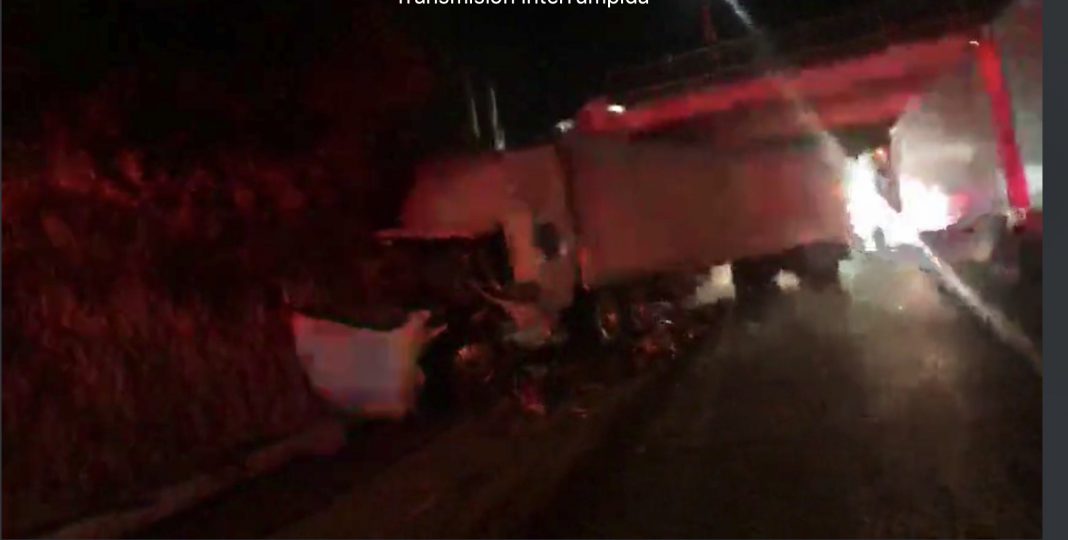 Destroza cabina de trailer al impactarse sobre la 57 Destroza cabina de trailer al impactarse sobre la 57