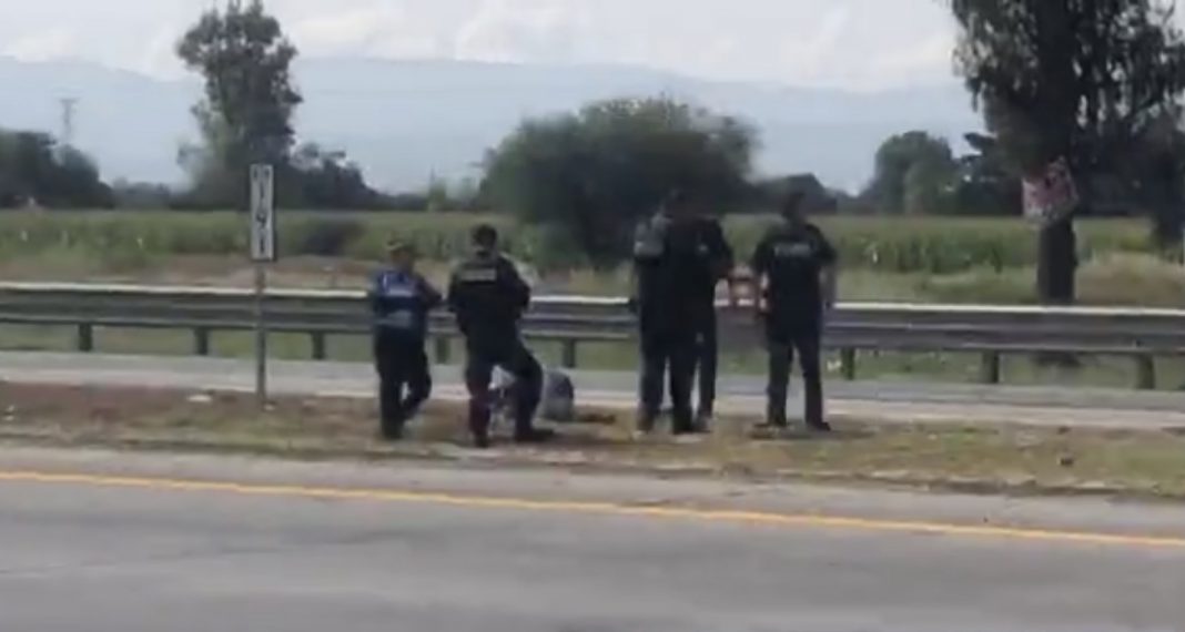 Policía estatal auxilia a persona que fue embestida por un vehículo en la 57 Policía estatal auxilia a persona que fue embestida por un vehículo en la 57