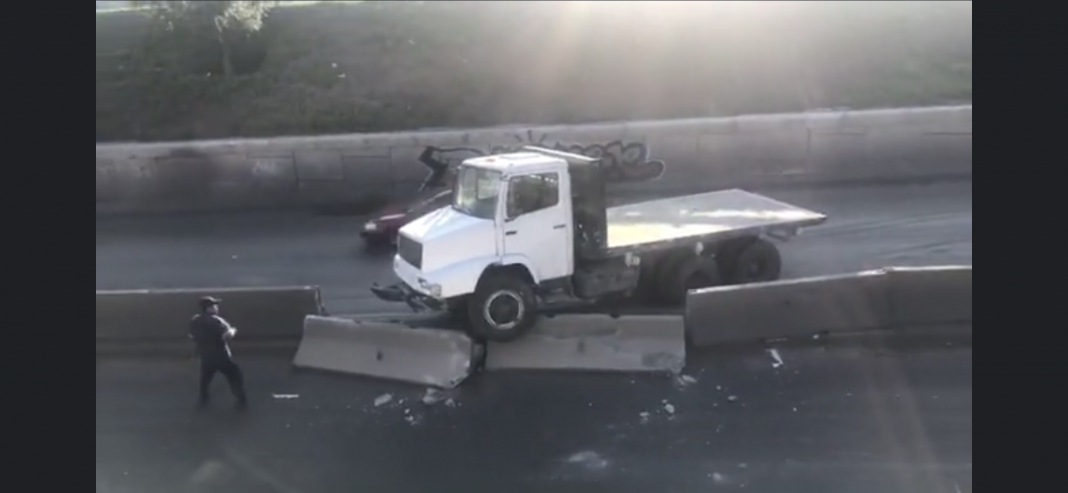 Camión choca contra barra de contención en av central Camión choca contra barra de contención en av central