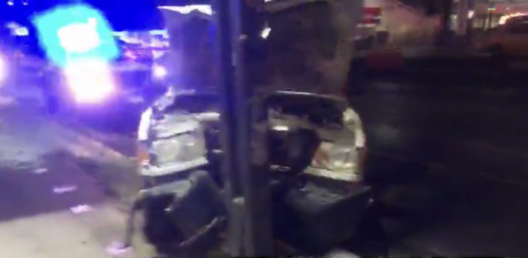 Se estrella contra un poste en av central, frente a bomberos Se estrella contra un poste en av central, frente a bomberos