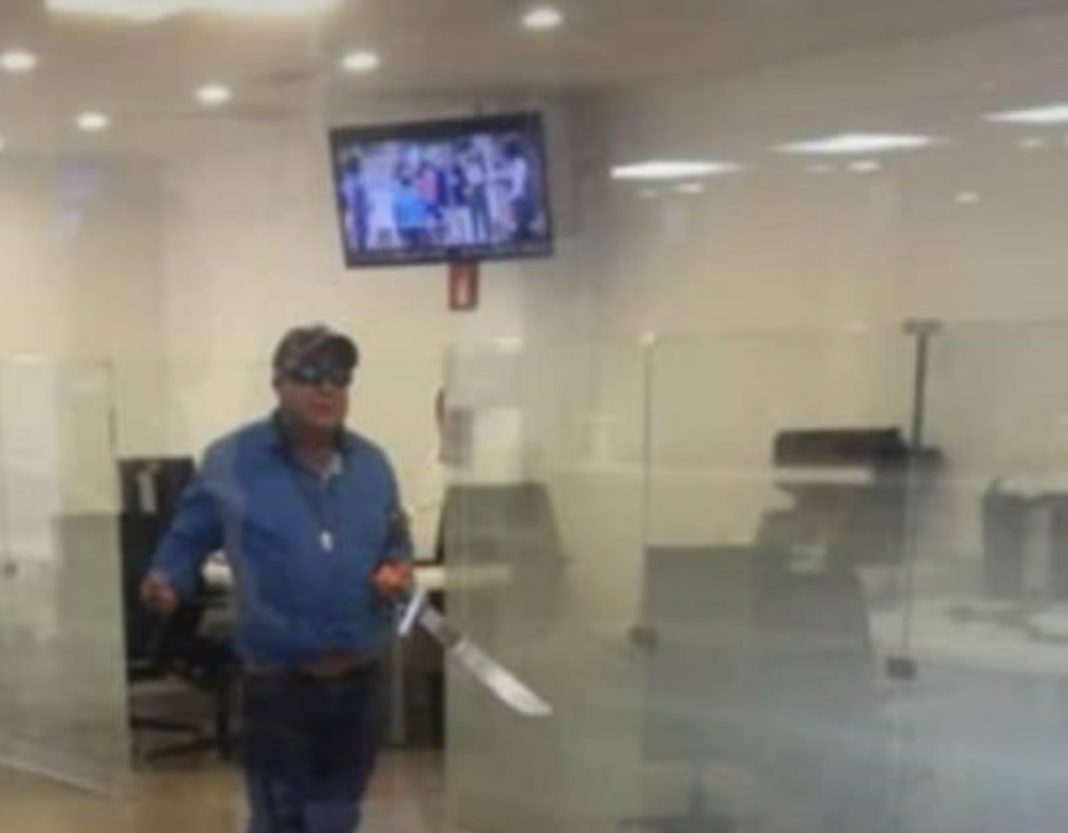 En fuego cruzado muere asaltante de Banco en Pachuca, dos policías heridos. En fuego cruzado muere asaltante de Banco en Pachuca, dos policías heridos.