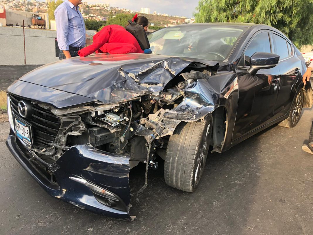 Accidente en 5 de febrero trailer se queda sin frenos destroza varios vehículos y se estampa en casa Accidente en 5 de febrero trailer se queda sin frenos destroza varios vehículos y se estampa en casa