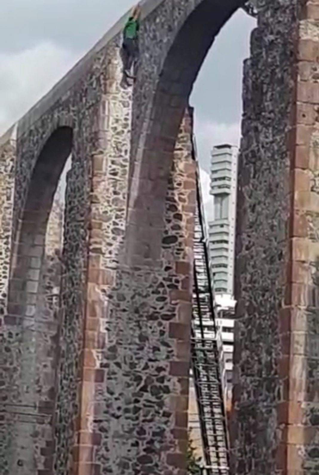 Momento en el que un Hombre cae de los arcos de Queretaro y pierde la vida Momento en el que un Hombre cae de los arcos de Queretaro y pierde la vida