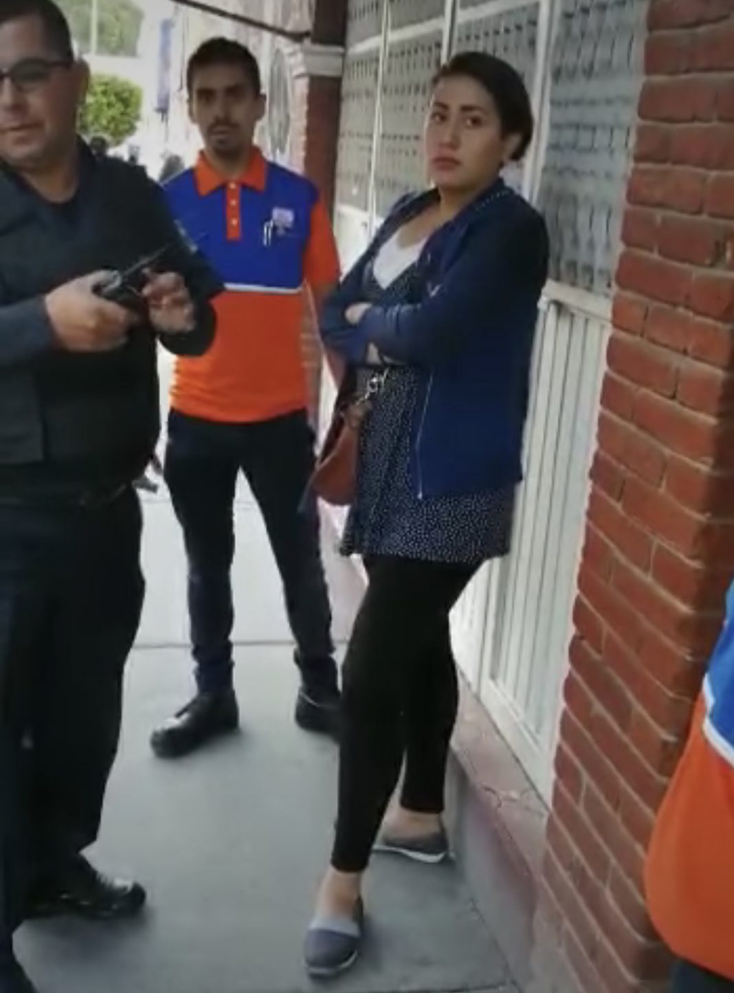 En este video se ve a las presuntas farderas empujando a una persona a la vialidad y aventando las cosas robadas e insultado, hay otro video en donde las agarran En este video se ve a las presuntas farderas empujando a una persona a la vialidad y aventando las cosas robadas e insultado, hay otro video en donde las agarran