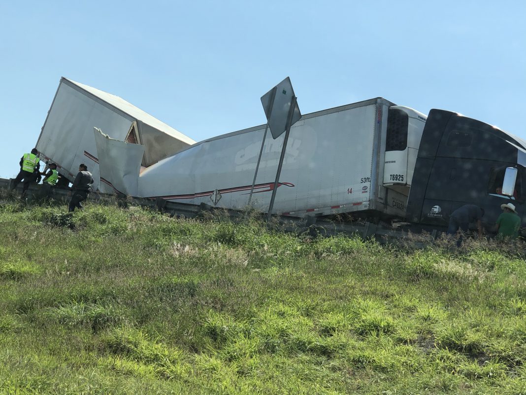 Trailer se parte en dos por exceso de peso sobre la 57 Trailer se parte en dos por exceso de peso sobre la 57