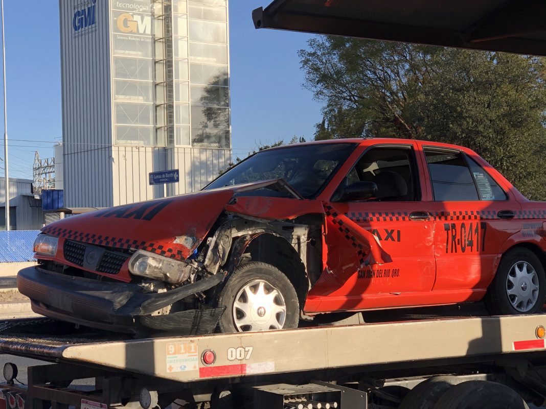 Trailer golpea a taxi en av central Trailer golpea a taxi en av central