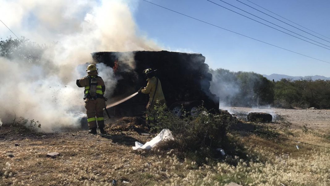 Se incendia camioneta con pacas sobre la 57 Se incendia camioneta con pacas sobre la 57