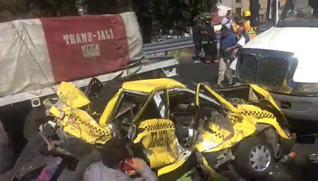 Fuerte carambola ocasiona un trailer dejando 17 heridos y 8 vehículos dañados, frente al estadio corregidora. Fuerte carambola ocasiona un trailer dejando 17 heridos y 8 vehículos dañados, frente al estadio corregidora.