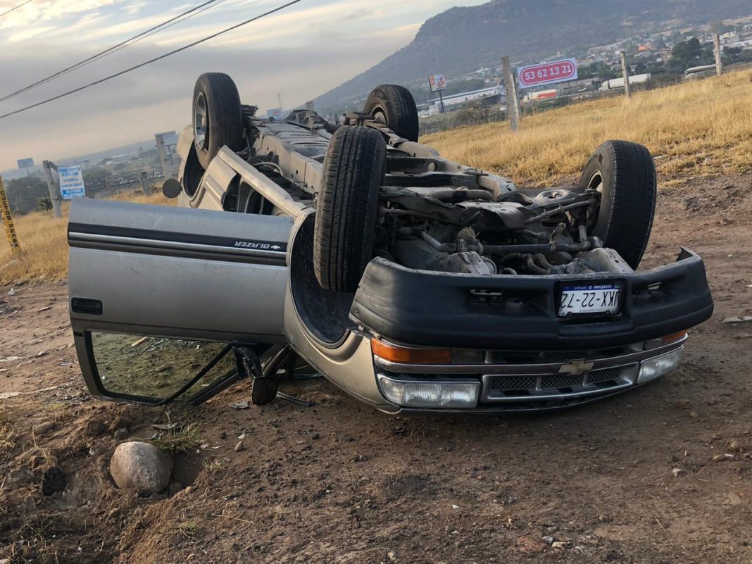 Camioneta pierde el control y queda llantas para arriba en frente a la salida de San Juan Camioneta pierde el control y queda llantas para arriba en frente a la salida de San Juan