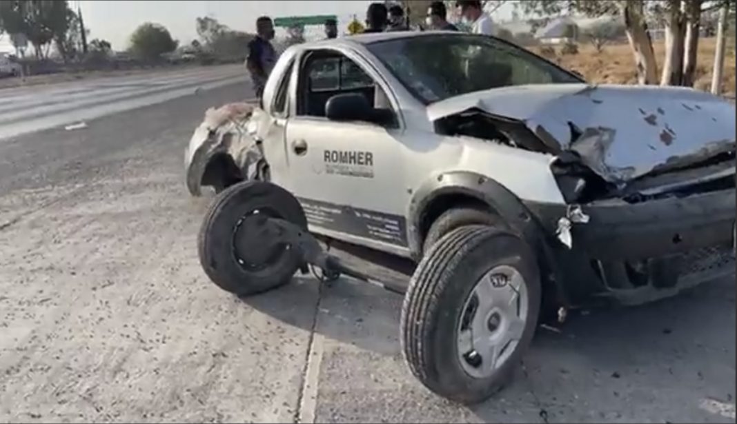 Fuerte Accidente en la 57, camioneta se estrella en la parte posterior de un camión estacionado, el eje trasero se desprende y queda destrozada Fuerte Accidente en la 57, camioneta se estrella en la parte posterior de un camión estacionado, el eje trasero se desprende y queda destrozada