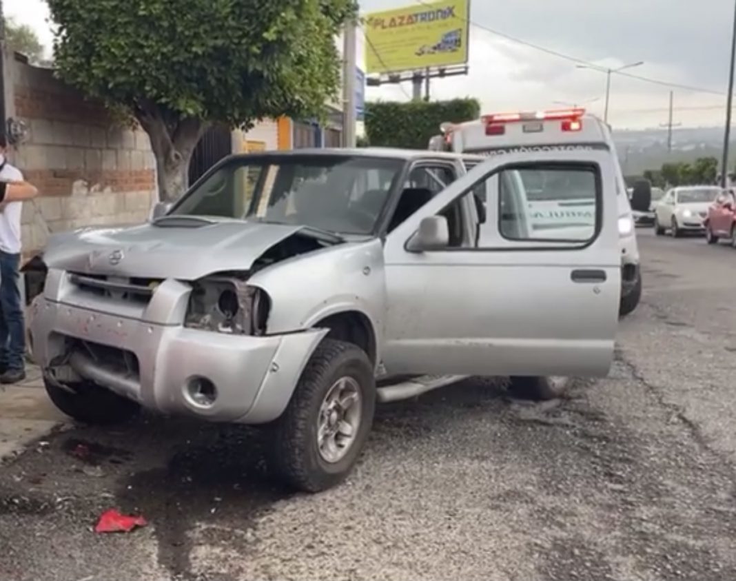 Momento en que la camioneta impacta a los autos estacionados en Ave.Paso de los Guzmán. Momento en que la camioneta impacta a los autos estacionados en Ave.Paso de los Guzmán.