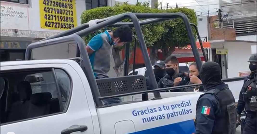 MOMENTO EN QUE DETIENEN A SUPUESTO ASALTANTE DEL HOTEL PARAISO MOMENTO EN QUE DETIENEN A SUPUESTO ASALTANTE DEL HOTEL PARAISO