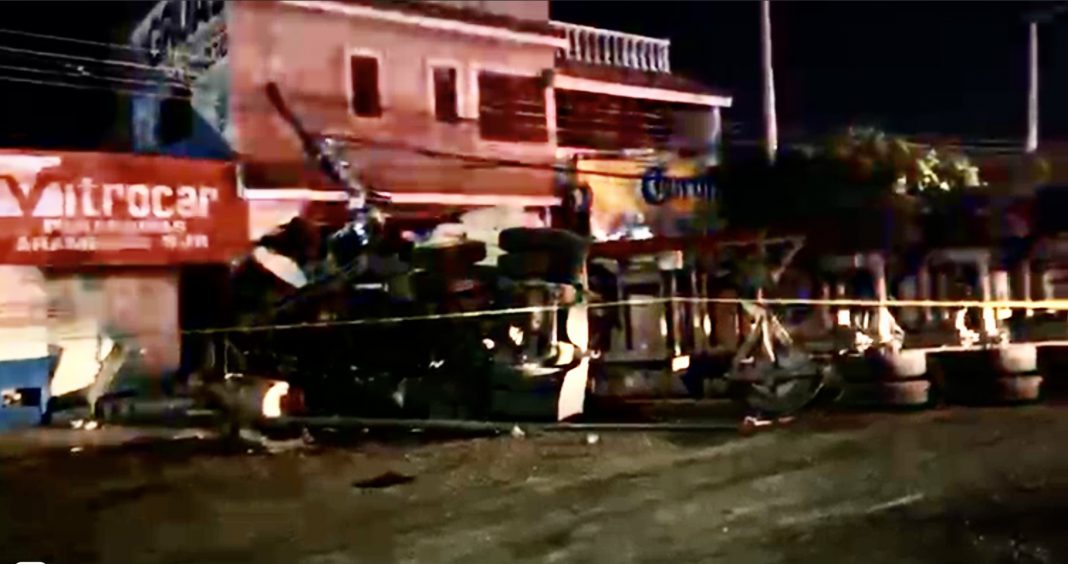 Momento en el que el trailer se estrella en un negocio en Panamericana Momento en el que el trailer se estrella en un negocio en Panamericana