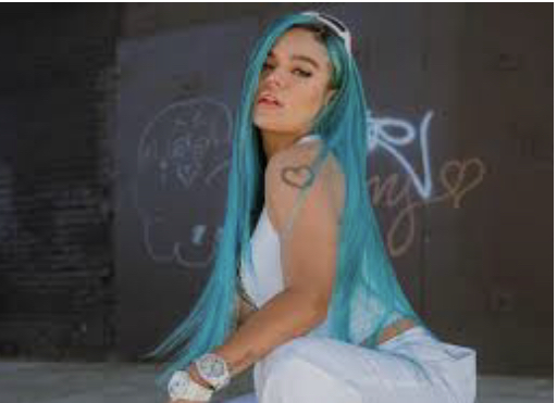 Karol G cae por las escaleras del escenario de su concierto en Miami Karol G cae por las escaleras del escenario de su concierto en Miami