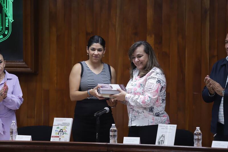 Municipio de Querétaro dona lote de libros a la Facultad de Derecho de la UAQ