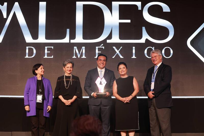 Recibe Luis Nava Premio por el Centro de Innovación y Creativa, BLOQUE