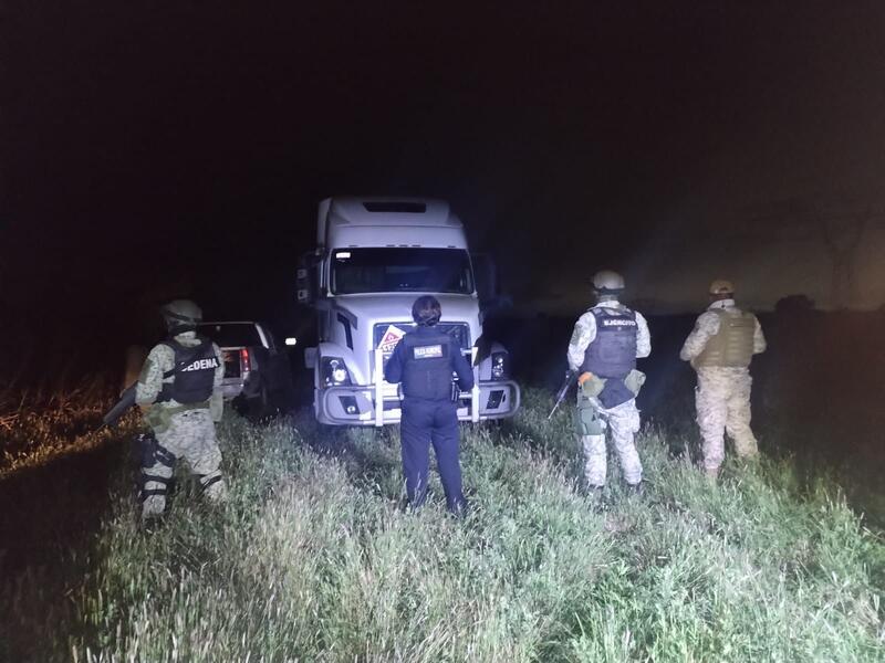 ‼️Aseguran pipa y camioneta tipo pick up, la pipa ya cargaba hidricarburo, la camioneta traia lo necesario para extraerlo.‼️