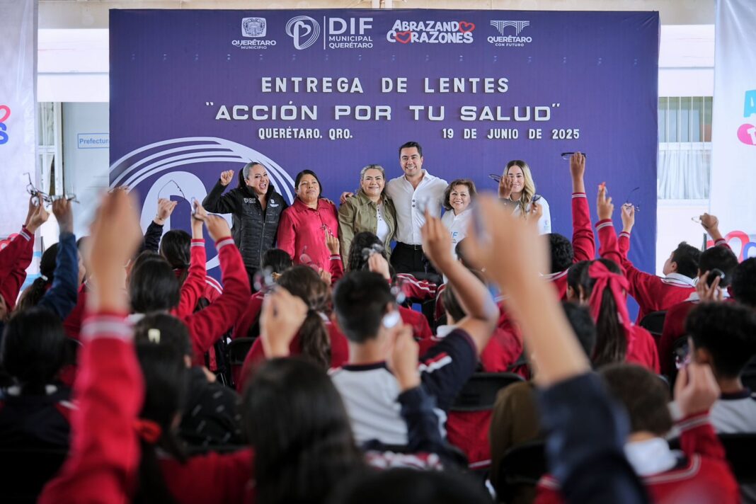 Entrega Felifer Macías lentes a 160 estudiantes de la Secundaria Técnica 35 Entrega Felifer Macías lentes a 160 estudiantes de la Secundaria Técnica 35