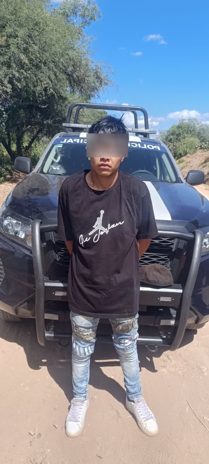 Detienen a unmasculino por delitos contra la salud, en la Avenida del Riel, comunidad La Llave.