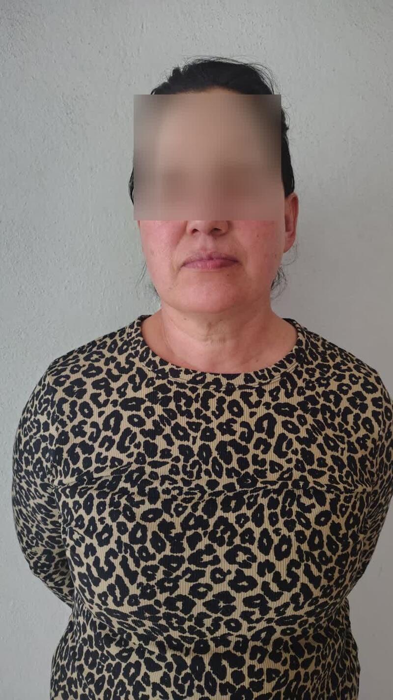 Detienen a una fémina por sustraer ropa de una tienda departamental.