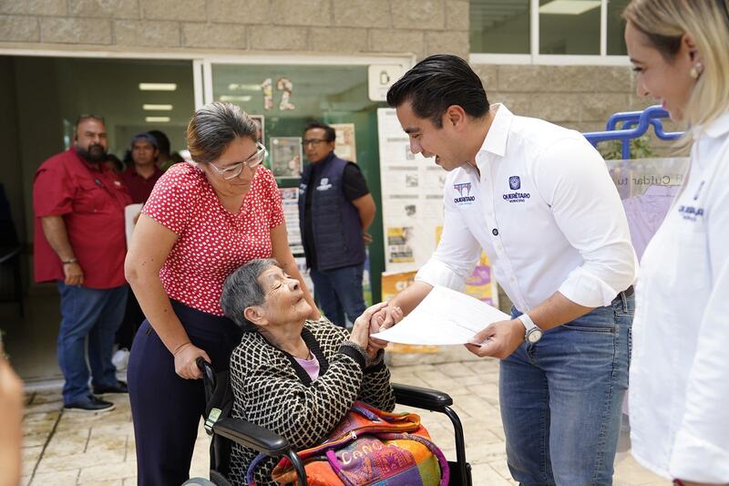 Felifer Macías continúa entregando apoyos económicos a familias afectadas por las lluvias Felifer Macías continúa entregando apoyos económicos a familias afectadas por las lluvias
