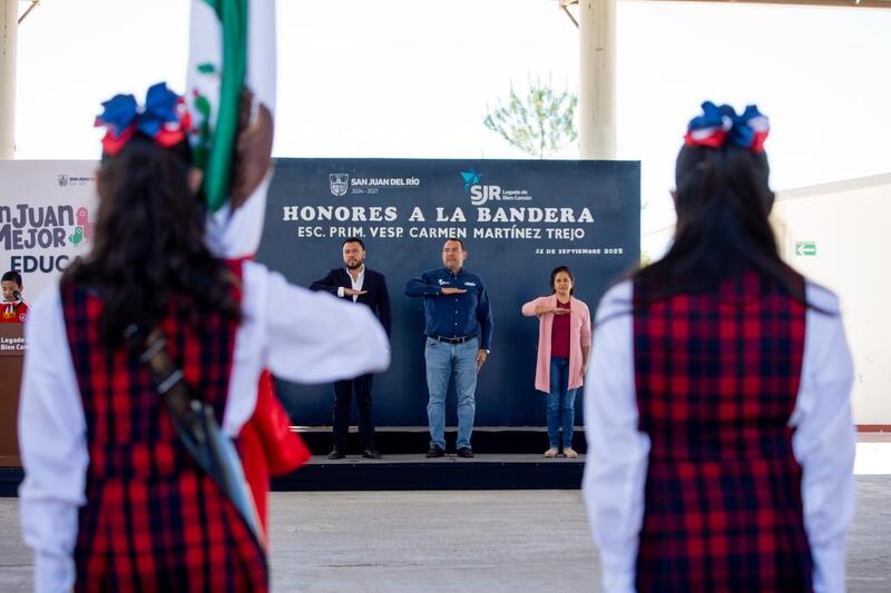 Encabeza Roberto Cabrera honores la Bandera en primaria de Santa Cruz Nieto Borrador automático