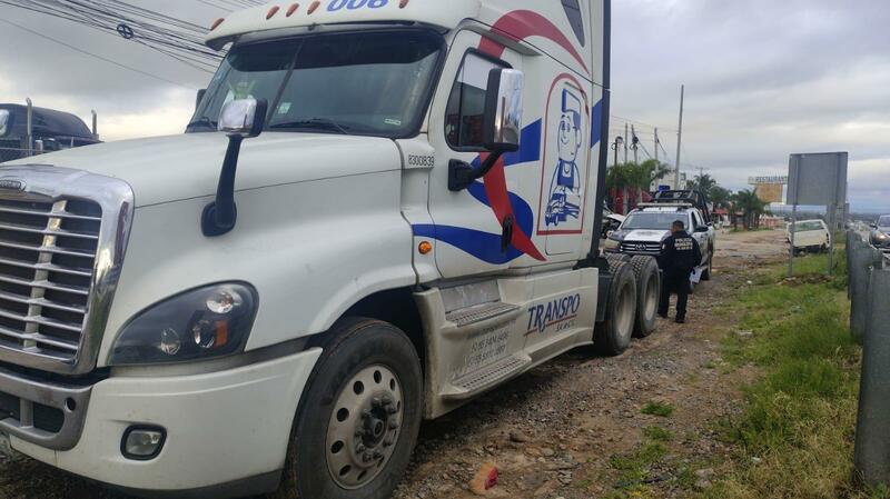 Policías municipales recuperan tracto camión robado