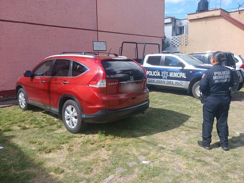 Policías de SJR recuperan camioneta con reporte de robo Policías de SJR recuperan camioneta con reporte de robo