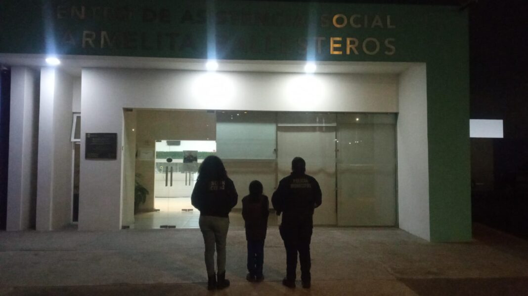 Policías municipales resguardan a menor agredida por su tía