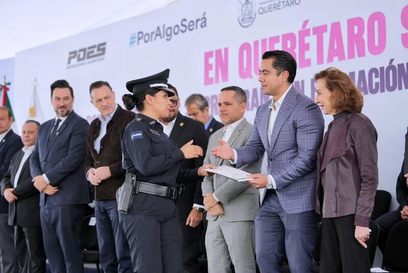 Asiste Felifer Macías a la entrega de constancias del curso 