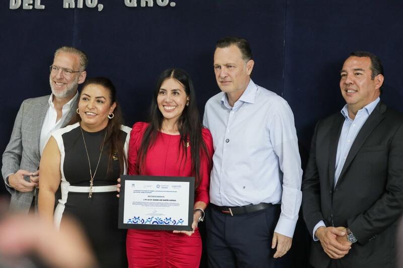 Mauricio Kuri y Roberto Cabrera reconocen a profesionistas de la FECAP San Juan del Río Borrador automático