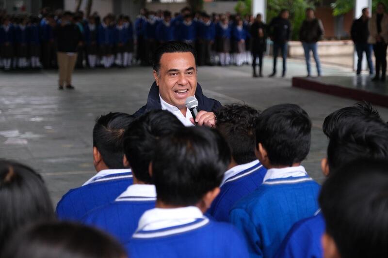 Luis Nava entrega obra y mobiliario educativo en Pedro Escobedo