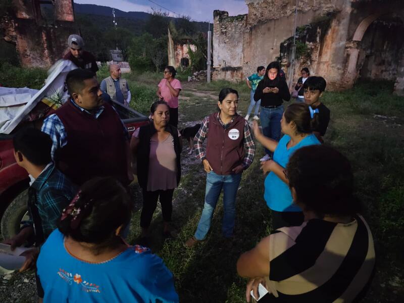 La diputada Blanca Benítez atiende llamado ciudadano en la comunidad de El Rayo, Jalpan de Serra Borrador automático