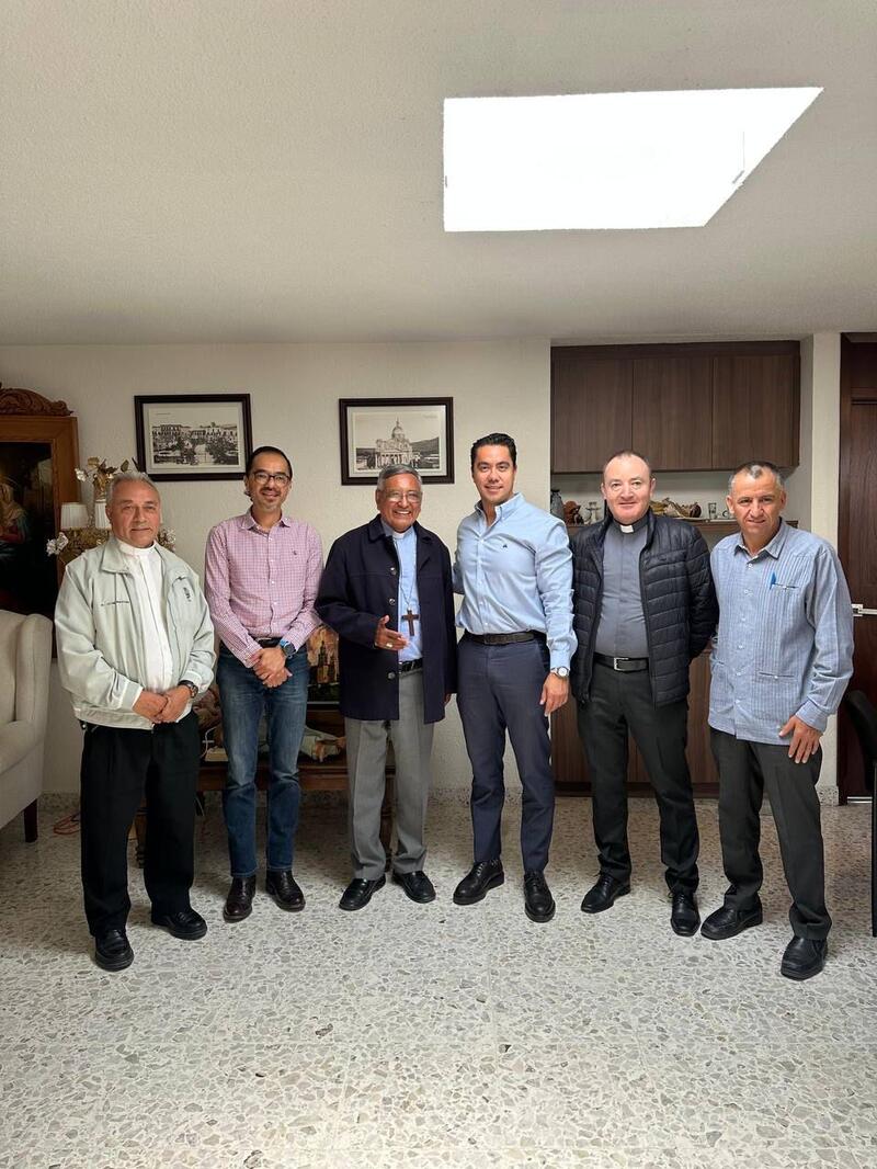 Se reúne Felifer con el obispo de la ciudad de Querétaro Borrador automático