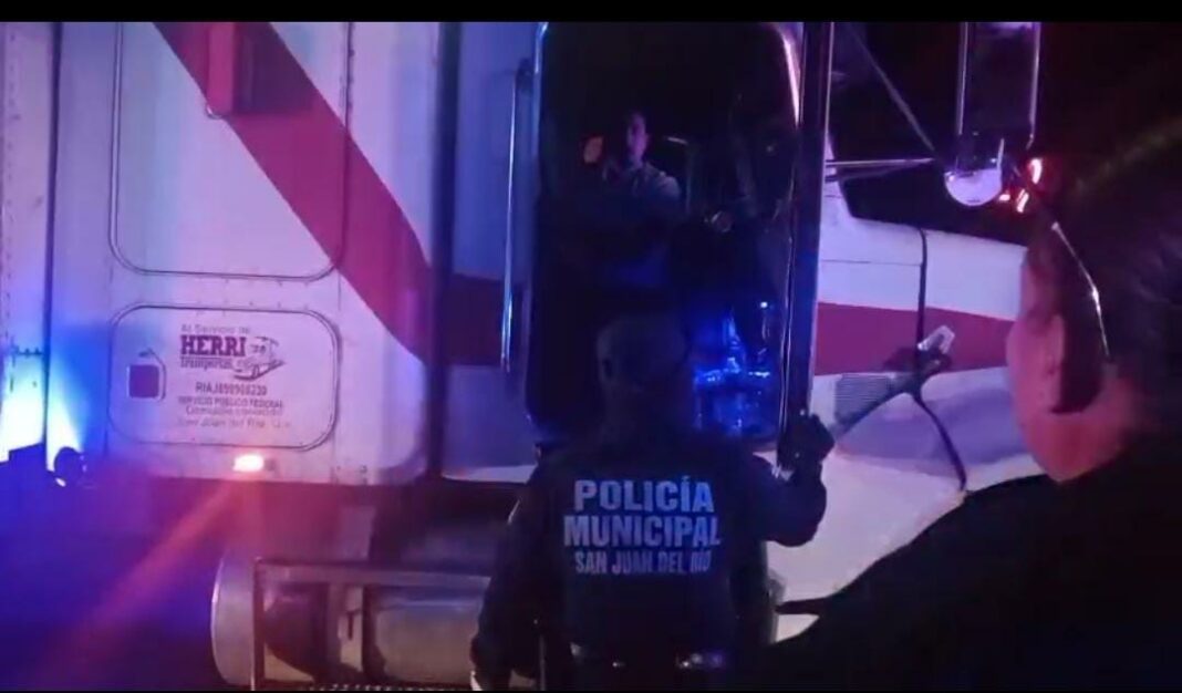Oficiales de la Secretaría de Seguridad Pública Municipal atienden reporte por conducción irresponsable Oficiales de la Secretaría de Seguridad Pública Municipal atienden reporte por conducción irresponsable