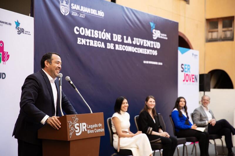 Encabeza Roberto Cabrera la primera entrega de reconocimientos “Ser Joven” a sanjuanenses destacados