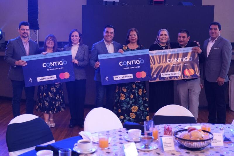 Luis Nava entrega apoyos a pensionados y jubilados