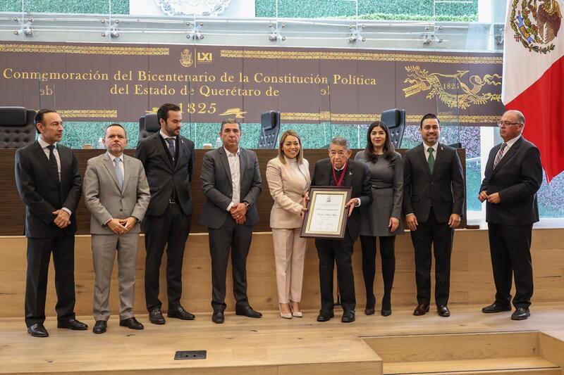 En Sesión Solemne de Pleno, la presidenta de la Mesa Directiva, diputada Georgina Guzmán Álvarez, impuso la Medalla de Honor Junípero Serra del Poder Legislativo al C. Emiliano Muñoz Mejía Borrador automático