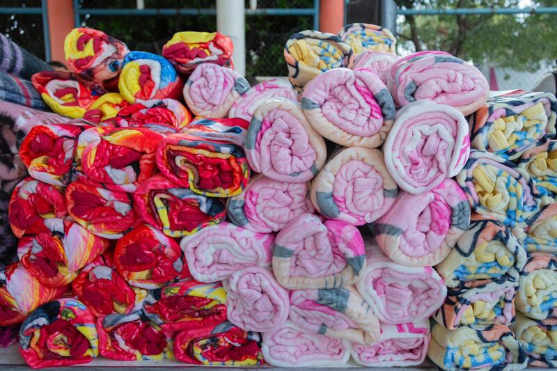 llevan gina sánchez y roberto cabrera alegría y abrigo a familias de la colonia la fátima Borrador automático