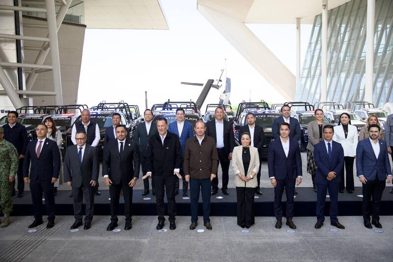 Recibe Roberto Cabrera 5 patrullas y equipo táctico para la policía de San Juan del Río