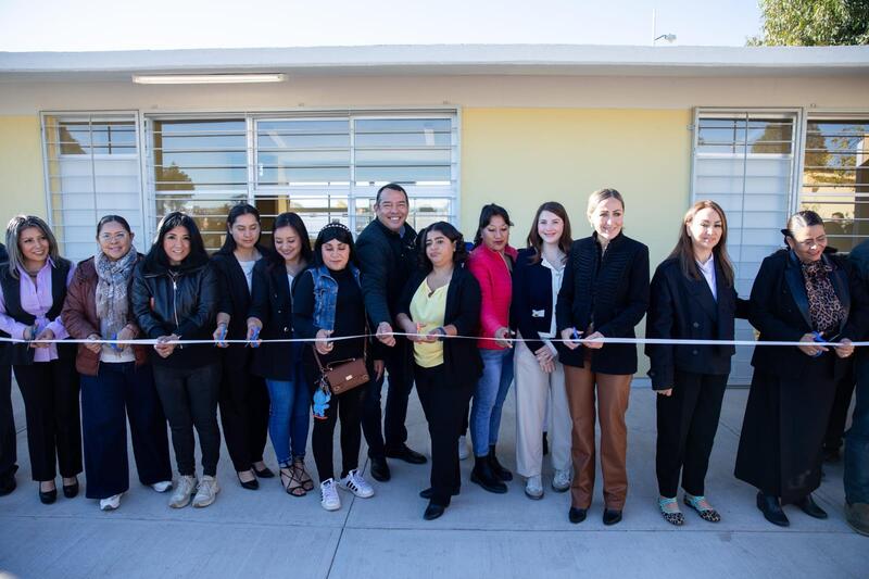 Roberto Cabrera entrega la construcción de tres aulas con una inversión de más de 2.1 mdp Roberto Cabrera entrega la construcción de tres aulas con una inversión de más de 2.1 mdp