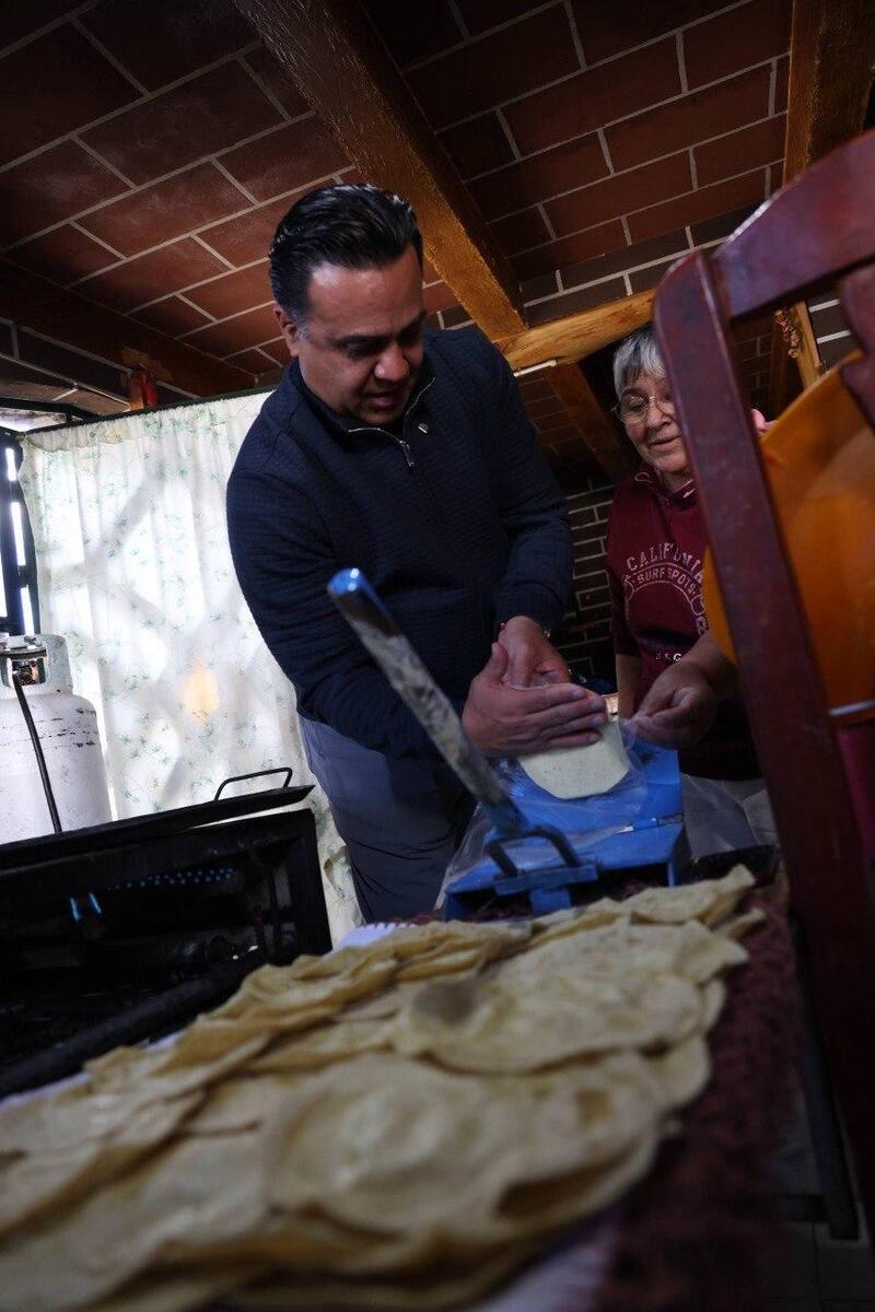 Realiza Luis Nava recorrido Aquí Contigo en Huimilpan