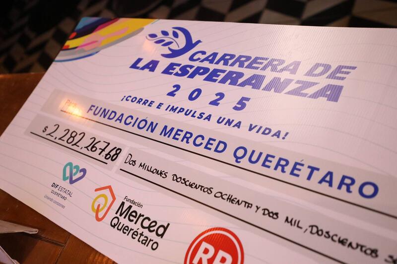 Entrega SEDIF donativo recaudado de la Carrera de la Esperanza Entrega SEDIF donativo recaudado de la Carrera de la Esperanza