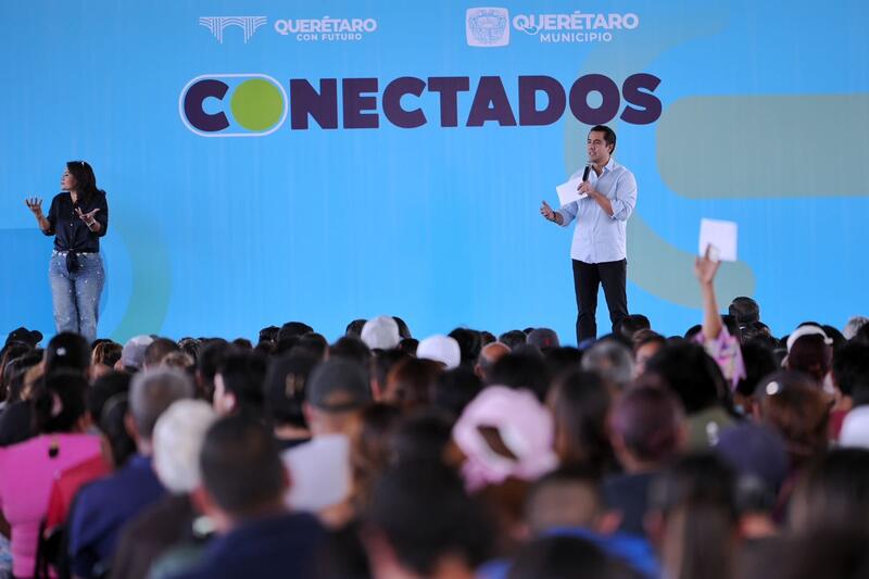 Encabeza Felifer Macías entrega de computadoras portátiles del programa Conectados Borrador automático